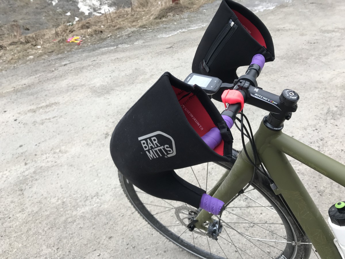 Bar Mittsen monteras runt broms- och växelreglagen på cykeln