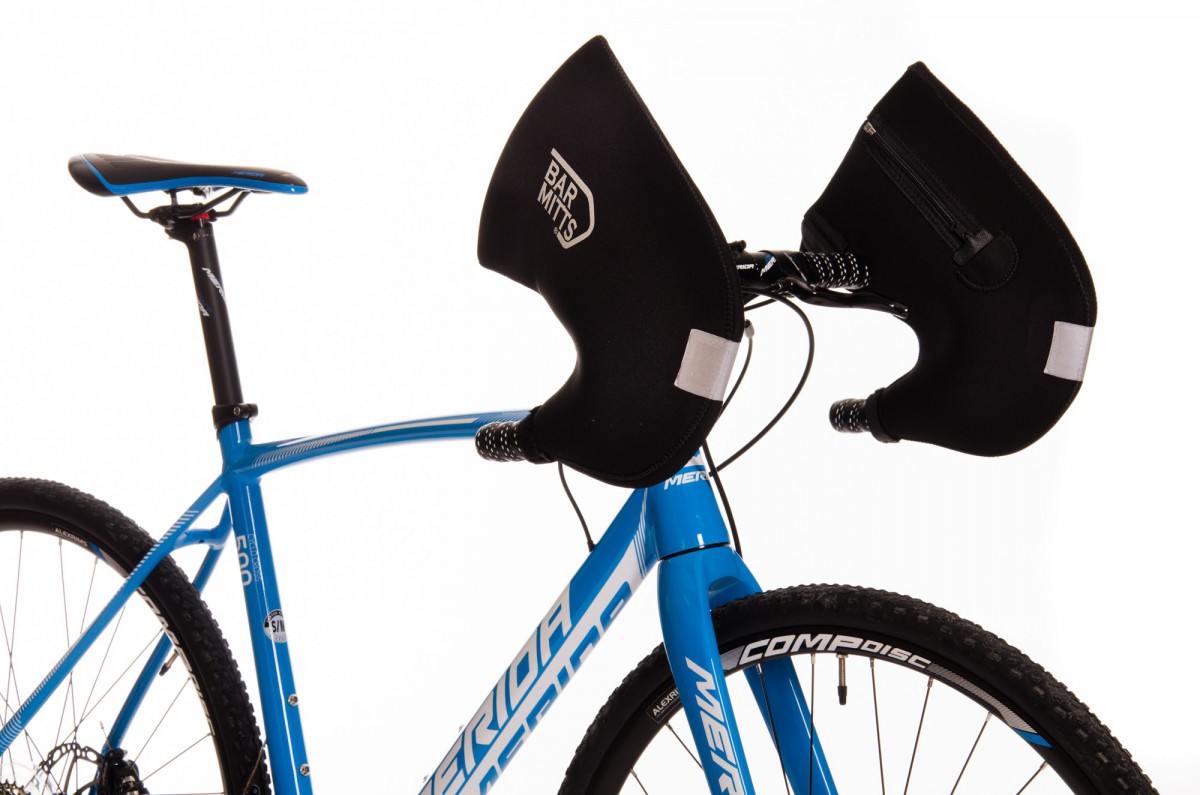 Bar Mitts monterade på blå cykel